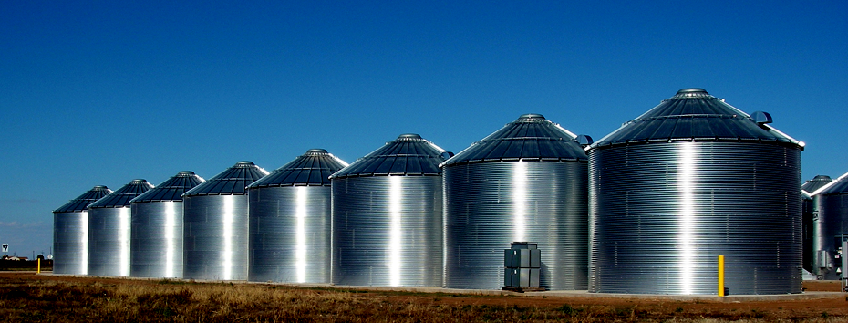 A Silobase executa todos os tipos de bases para silos, fundo plano, elevados, totalmente perfurados, fundo cônico, Fundo ""Melitta"" e outros. Nossa equipe possue em seu curriculum mais de 200 bases em todo o território nacional.